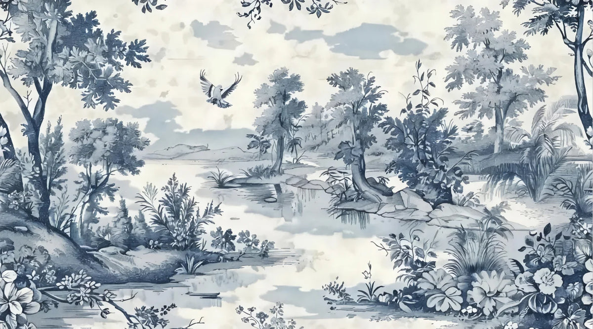 Papier peint panoramique Toile de Jouy paysage bleu : vue du motif, paysage de rivière, arbres et fleurs dessinés en bleu indigo sur fond crème