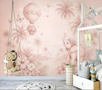 Papier peint panoramique Éléphant et montgolfière rose poudré : éléphanteau fleuri, montgolfière et palmiers en camaïeu rose poudré, posé dans une chambre d'enfant