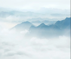 Papier peint panoramique Crêtes bleu brume : vue à plat du motif, crêtes bleu pâle au-dessus d'une mer de nuages