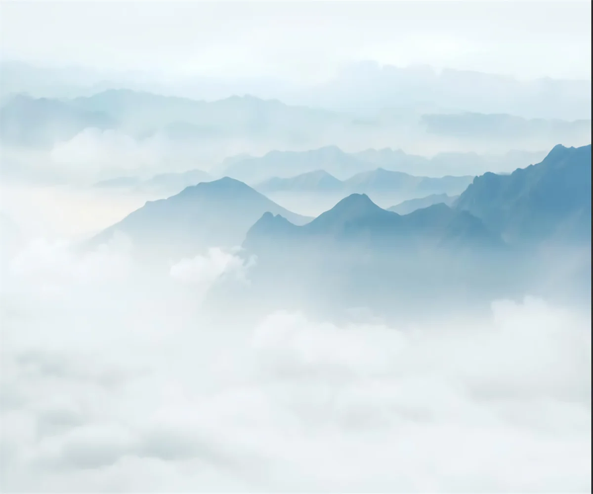 Papier peint panoramique Crêtes bleu brume : vue à plat du motif, crêtes bleu pâle au-dessus d'une mer de nuages