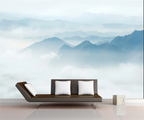 Papier peint panoramique Crêtes bleu brume : crêtes bleu pâle au-dessus d'une mer de nuages, posé dans un salon