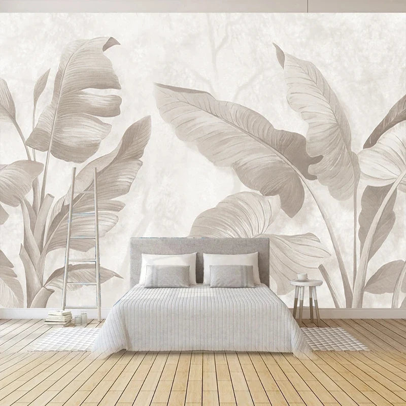 Papier peint panoramique Bananiers ivoire : feuilles de bananier ivoire et gris perle sur fond crème, posé dans une chambre