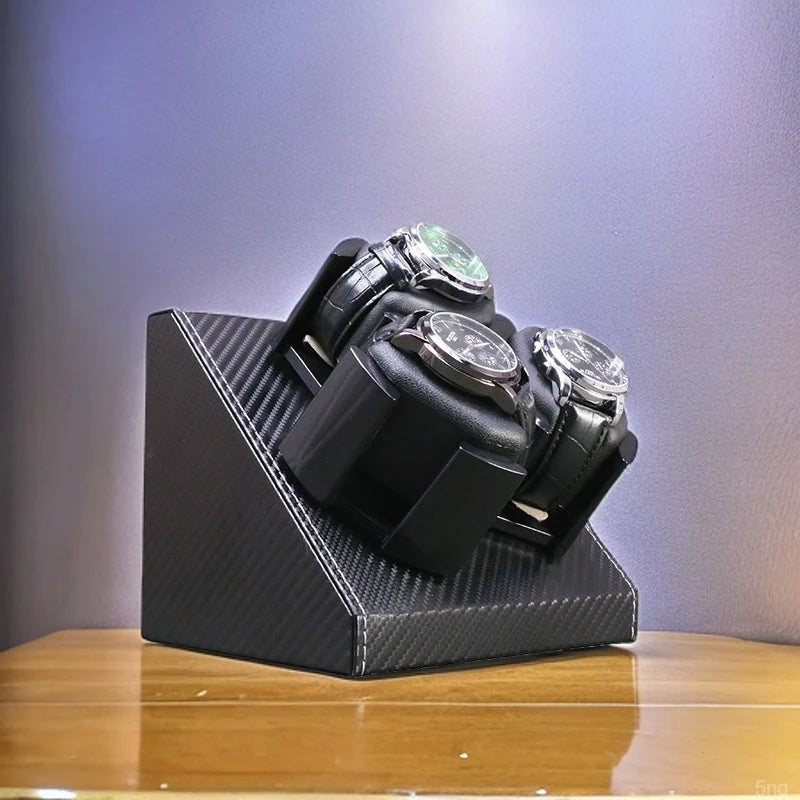 Remontoir Pivot trois montres posé sur un meuble
