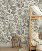 Papier peint panoramique Toile de Jouy aux tigres : sous-bois gravé à l'encre sur fond crème, tigres cachés dans les arbres, posé dans une chambre d'enfant