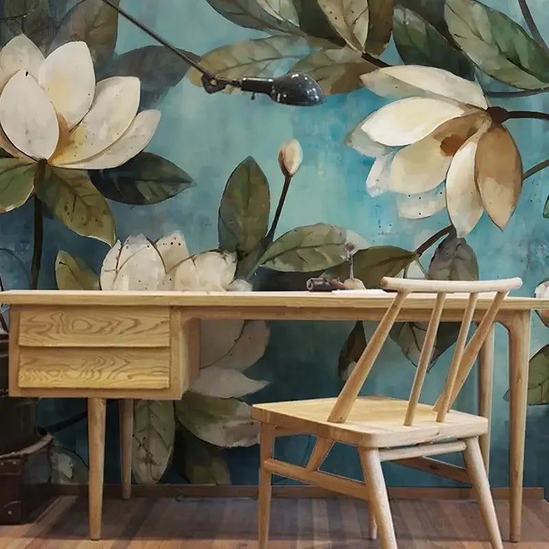 Papier peint panoramique Magnolias peints bleu canard : magnolias peints sur fond bleu canard au-dessus d'un bureau en bois