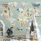 Papier peint panoramique Carte du monde douce : carte du monde illustrée d'animaux sur fond vert d'eau, posé dans une chambre d'enfant