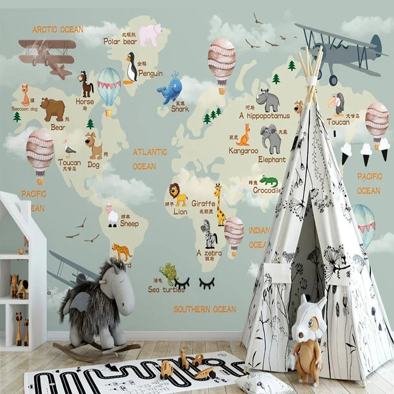 Papier peint panoramique Carte du monde douce : carte du monde illustrée d'animaux sur fond vert d'eau, posé dans une chambre d'enfant
