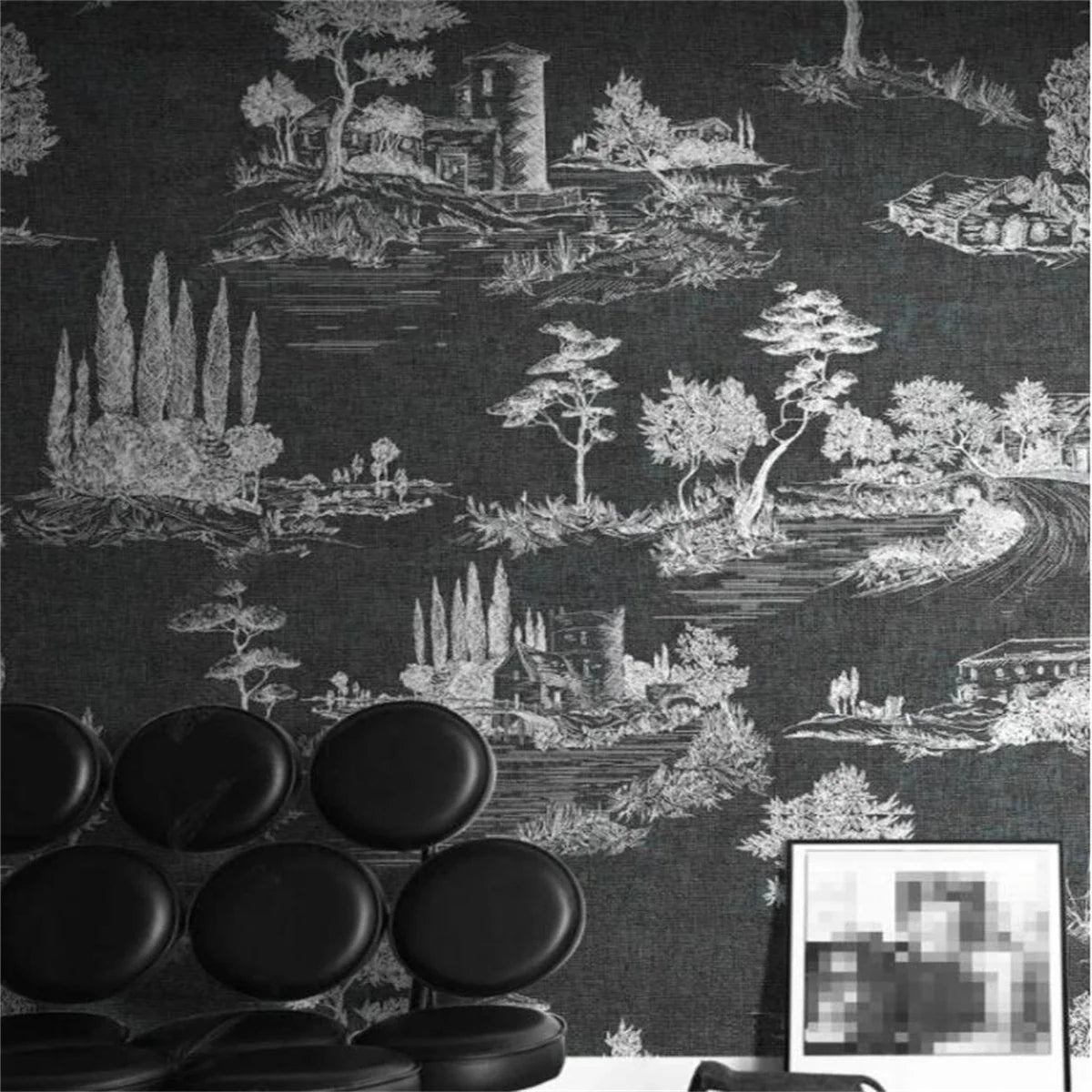 Papier peint panoramique Toile paysagère noire : paysage gravé en blanc sur fond noir, villas et cyprès, posé dans un salon