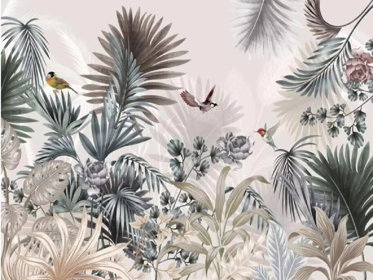 Papier peint panoramique Jungle aux oiseaux gris et rose poudré : vue à plat, palmes gris-vert, fleurs et oiseaux sur un fond rose poudré