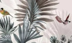 Papier peint panoramique Jungle aux oiseaux gris et rose poudré : détail du motif, oiseaux parmi les palmes gris-vert