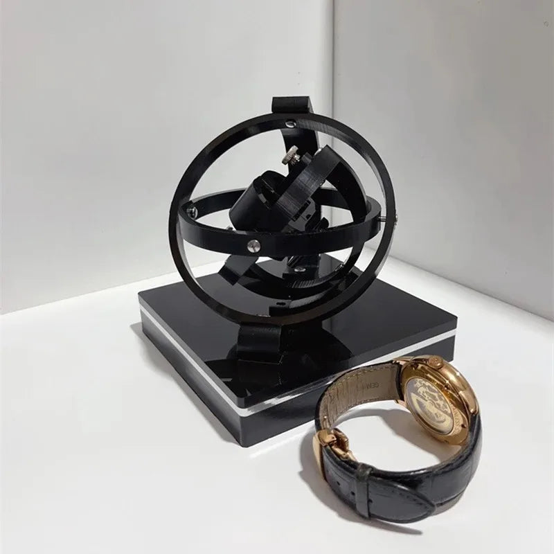 Remontoir Tourbillon et son coussin, bracelet posé à côté