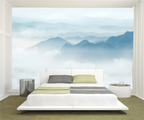 Papier peint panoramique Crêtes bleu brume : crêtes bleu pâle au-dessus d'une mer de nuages, posé dans une chambre