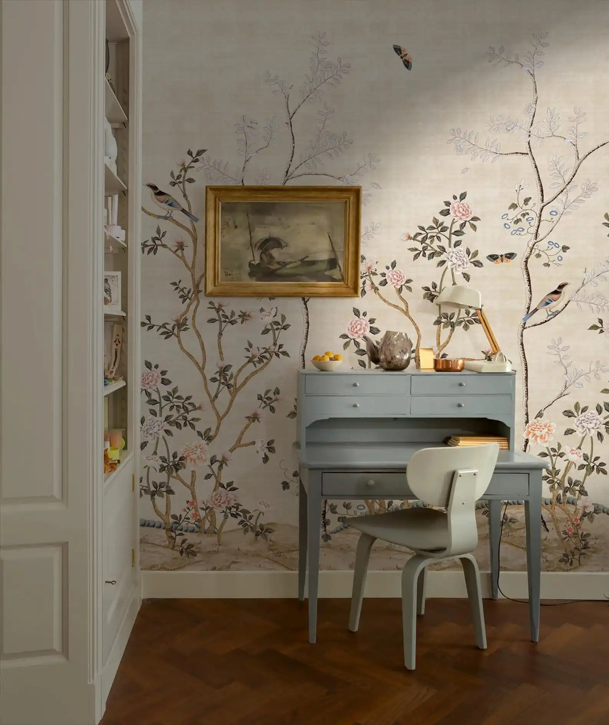 Papier peint panoramique Chinoiserie jardin fleuri lin : chinoiserie aux arbustes fleuris sur fond lin dans un bureau, secrétaire gris bleu et tableau ancien