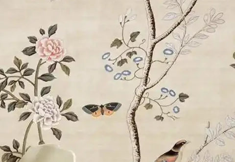 Papier peint panoramique Chinoiserie jardin fleuri lin : détail du motif, pivoine rose et papillon peints sur fond lin