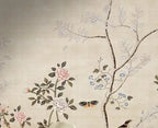 Papier peint panoramique Chinoiserie jardin fleuri lin : vue du motif, branches fines, pivoines roses et papillons sur fond lin