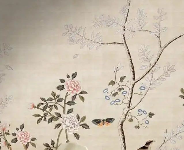 Papier peint panoramique Chinoiserie jardin fleuri lin : vue du motif, branches fines, pivoines roses et papillons sur fond lin