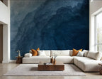Papier peint panoramique Vague d'encre bleu brume : vague abstraite à l'encre, du bleu brume au bleu profond, posé dans un salon