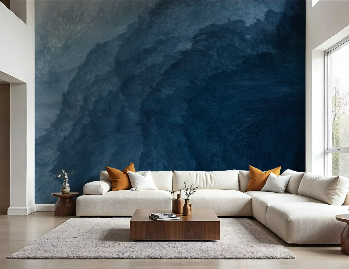 Papier peint panoramique Vague d'encre bleu brume : vague abstraite à l'encre, du bleu brume au bleu profond, posé dans un salon