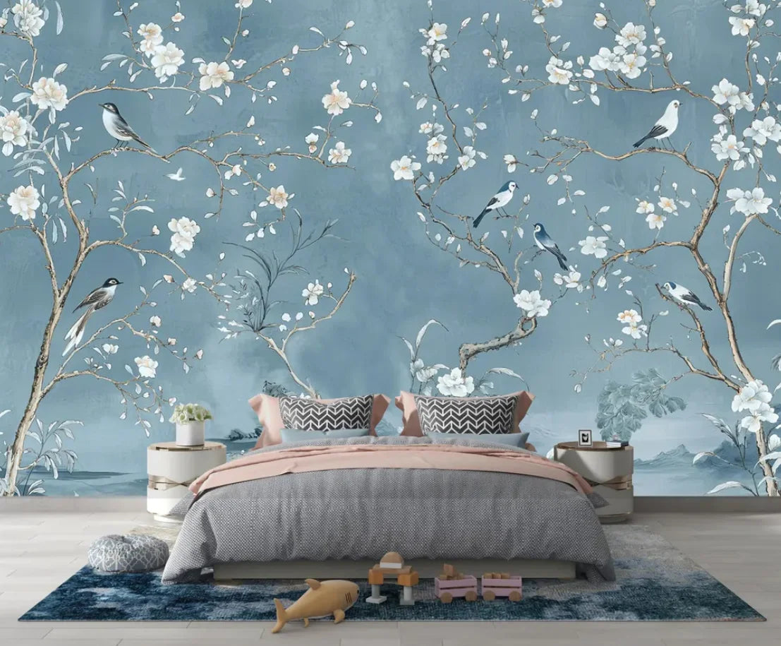 Papier peint panoramique Chinoiserie cerisier bleu brume : branches de cerisier en fleurs et oiseaux sur fond bleu brume, posé dans une chambre