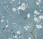 Papier peint panoramique Chinoiserie cerisier bleu brume : détail du motif, oiseaux posés sur une branche de cerisier en fleurs