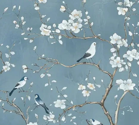 Papier peint panoramique Chinoiserie cerisier bleu brume : détail du motif, oiseaux posés sur une branche de cerisier en fleurs