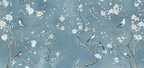 Papier peint panoramique Chinoiserie cerisier bleu brume : vue du motif, branches de cerisier en fleurs et oiseaux sur fond bleu brume