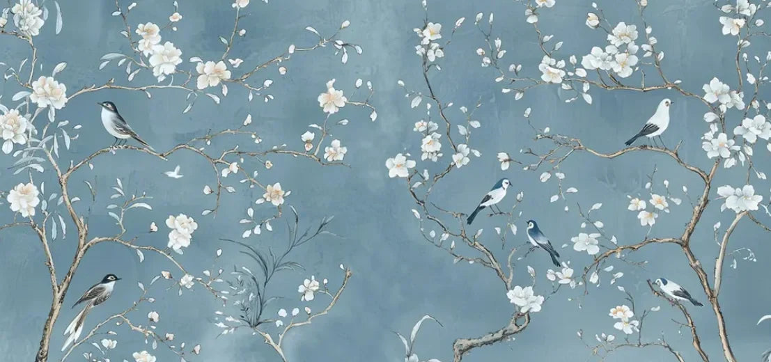Papier peint panoramique Chinoiserie cerisier bleu brume : vue du motif, branches de cerisier en fleurs et oiseaux sur fond bleu brume