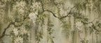 Papier peint panoramique Grand arbre fleuri vert sauge : vue du motif, branches et grappes de fleurs blanches sur fond vert sauge patiné