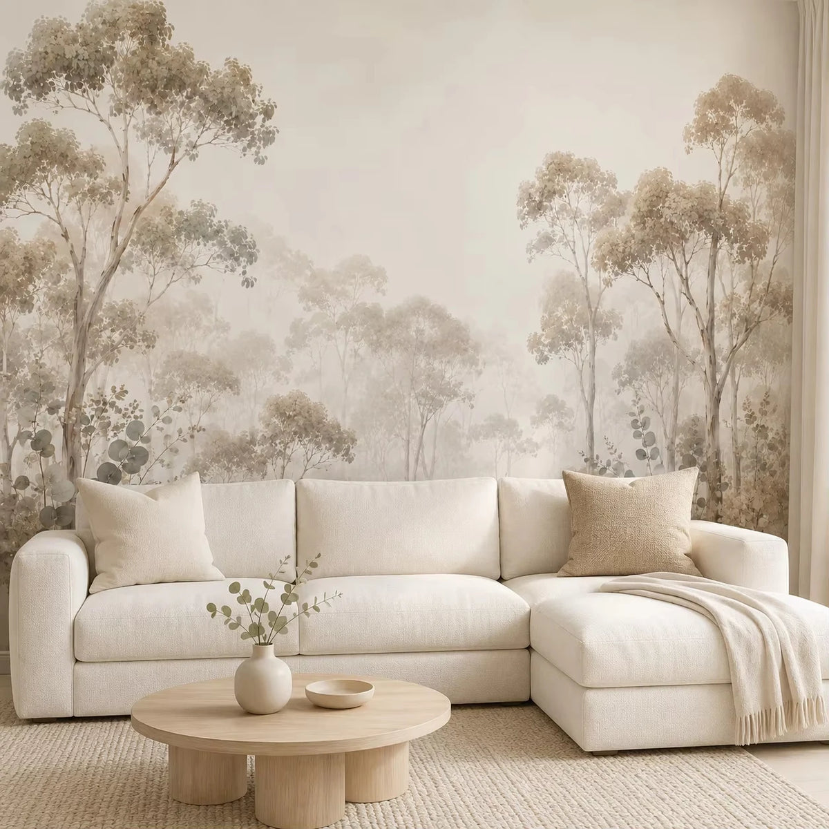 Papier peint panoramique Eucalyptus dans la brume : eucalyptus peints en beige et vert sauge dans la brume, derrière un grand canapé clair