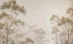 Papier peint panoramique Eucalyptus dans la brume : vue du motif, eucalyptus et feuillages peints dans une brume beige