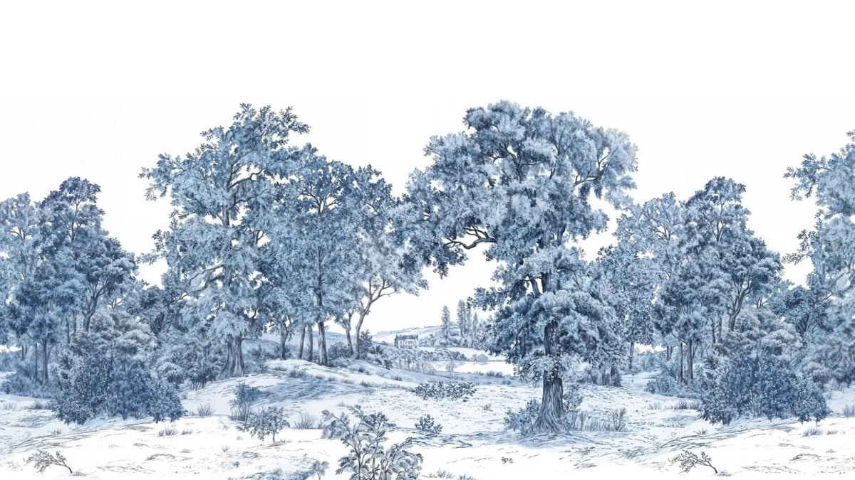 Papier peint panoramique Bosquets gravés bleu faïence : vue à plat, bosquets et grands arbres gravés en bleu faïence sur fond blanc