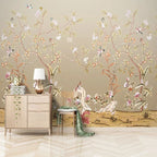 Papier peint panoramique Chinoiserie jardin fleuri sable : chinoiserie jardin fleuri sable au-dessus d'une commode en bois clair