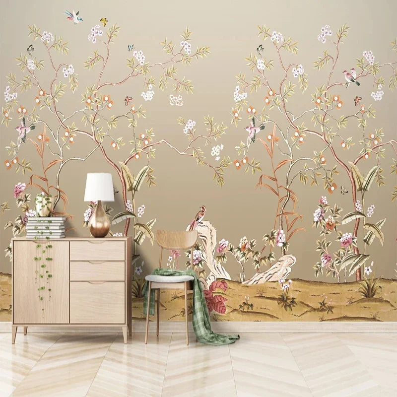 Papier peint panoramique Chinoiserie jardin fleuri sable : chinoiserie jardin fleuri sable au-dessus d'une commode en bois clair