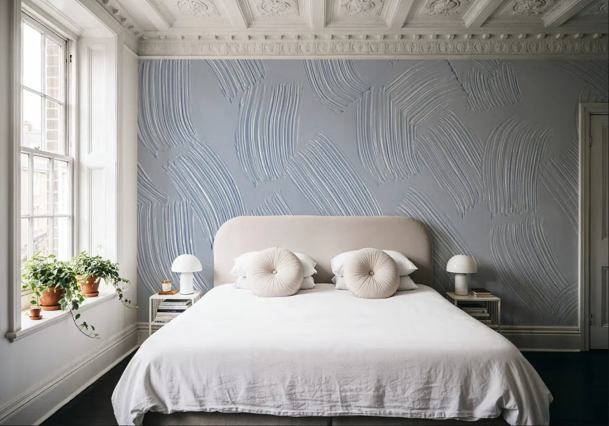 Papier peint effet plâtre peigné bleu brume : effet plâtre peigné bleu brume dans une chambre aux moulures anciennes