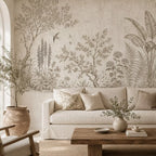 Papier peint panoramique Jardin gravé aux hirondelles : jardin gravé en sépia avec arbres, lupins, fougères, bananier et hirondelles, derrière un canapé en lin