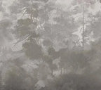 Papier peint panoramique Forêt profonde taupe dans la brume : détail du motif, sous-bois dans la brume