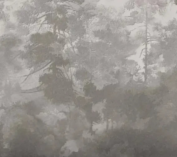 Papier peint panoramique Forêt profonde taupe dans la brume : détail du motif, sous-bois dans la brume