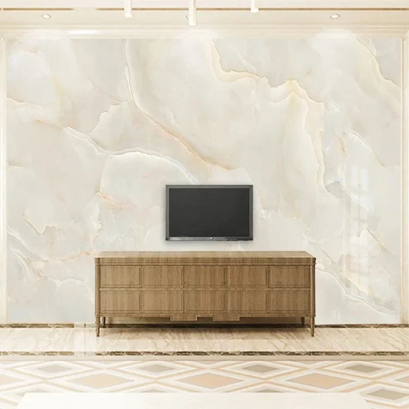 Papier peint effet marbre ivoire : effet marbre crème à veines beige, posé dans un salon
