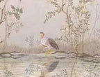 Papier peint panoramique Chinoiserie faisans et étang mauve poudré : détail du motif, oiseau au bord de l'eau et reflets