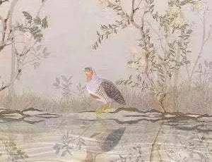 Papier peint panoramique Chinoiserie faisans et étang mauve poudré : détail du motif, oiseau au bord de l'eau et reflets