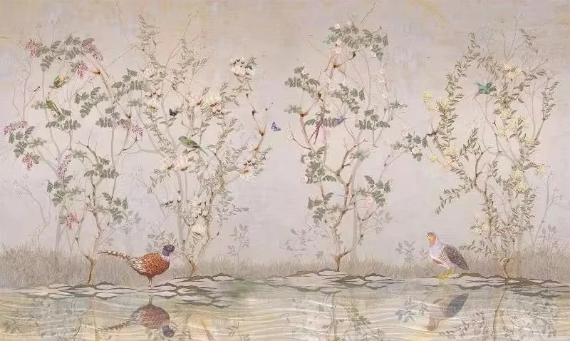 Papier peint panoramique Chinoiserie faisans et étang mauve poudré : vue du motif, arbustes fleuris et faisans au bord d'un étang, sur fond mauve poudré