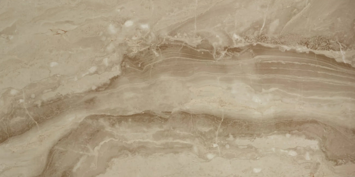 Papier peint effet travertin sable : vue du motif, travertin sable aux veines horizontales beige et brun doux