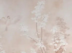 Papier peint panoramique Chinoiserie fleurs blanches rose poudré : détail du motif, oiseaux et fleurs blanches sur fond rose