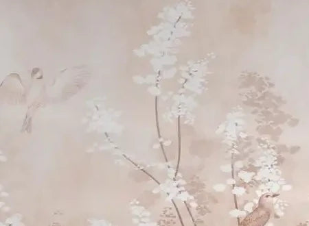 Papier peint panoramique Chinoiserie fleurs blanches rose poudré : détail du motif, oiseaux et fleurs blanches sur fond rose