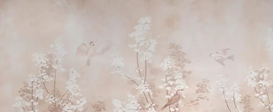 Papier peint panoramique Chinoiserie fleurs blanches rose poudré : vue du motif, arbustes en fleurs blanches et oiseaux sur fond rose poudré