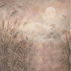 Papier peint panoramique Lune et herbes folles vieux rose : vue du motif, roseaux et herbes folles au premier plan, lac et pins dans la brume sous une lune pâle