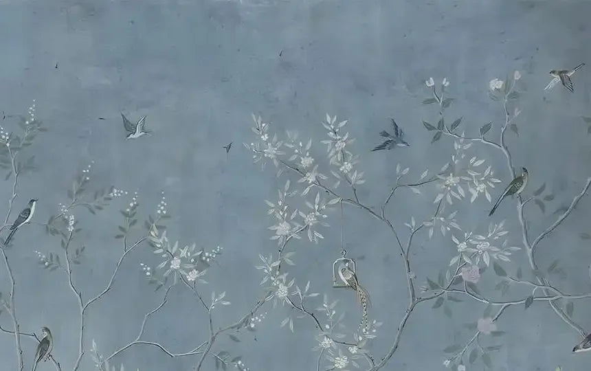 Papier peint panoramique Chinoiserie arbustes et oiseaux bleu brume : vue du motif, arbustes aux fleurs blanches et oiseaux sur fond bleu brume patiné