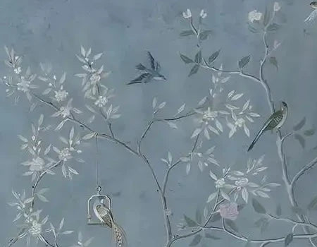 Papier peint panoramique Chinoiserie arbustes et oiseaux bleu brume : détail du motif, oiseaux posés sur des branches fleuries