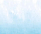 Papier peint effet ciel bleu brume : vue à plat du motif, ciel peint bleu pâle et nuages blancs