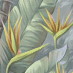 Papier peint panoramique Palmiers et oiseaux de paradis peints : détail du motif, fleurs d'oiseau de paradis peintes, touches orangées sur feuillage vert